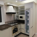 кухня в классическом стиле, встроенный холодильник